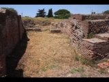 06131 ostia - regio iv - insula ix - caseggiato delle due scale (caseggiato lungo la via marciana)  - raum (4) - bli ri westen - 06-2024.jpg